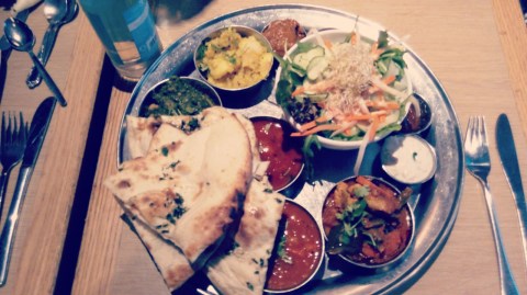 טאלי הודי במסעדה הודית. ברלין