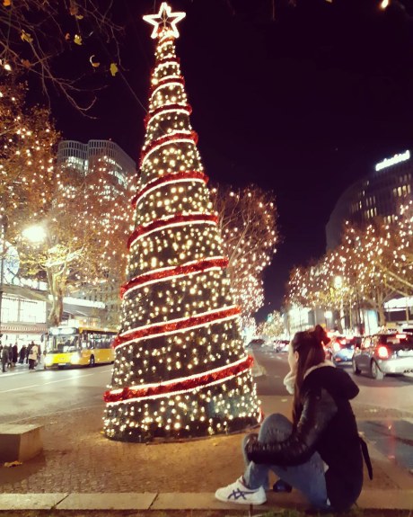 אישה מסתכלת על עץ כריסמס. ברלין