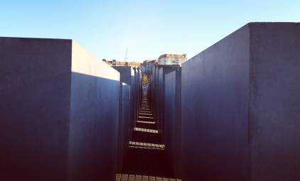 מבט על אנדרטת השואה. ברלין