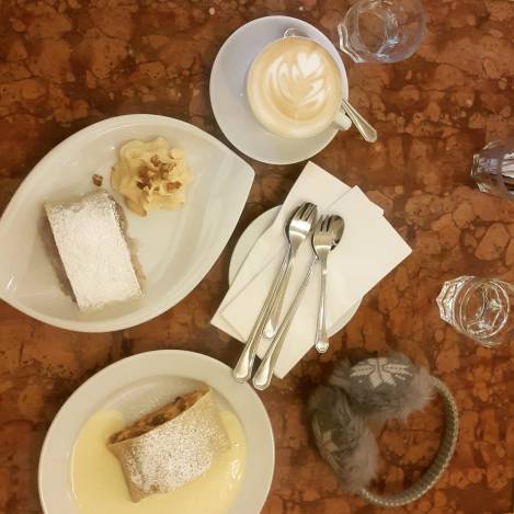 שטרודלים וקפה ב