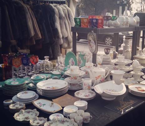 כלי חרסינה בשוק הפשפשים טרודל מרקט. ברלין 