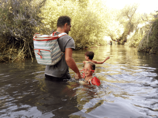 אבא וילדים הולכים בשמורת המג'רסה