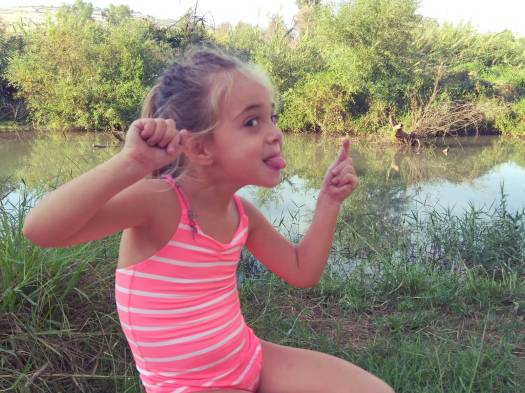 ילדה נהנית בנהר הירדן