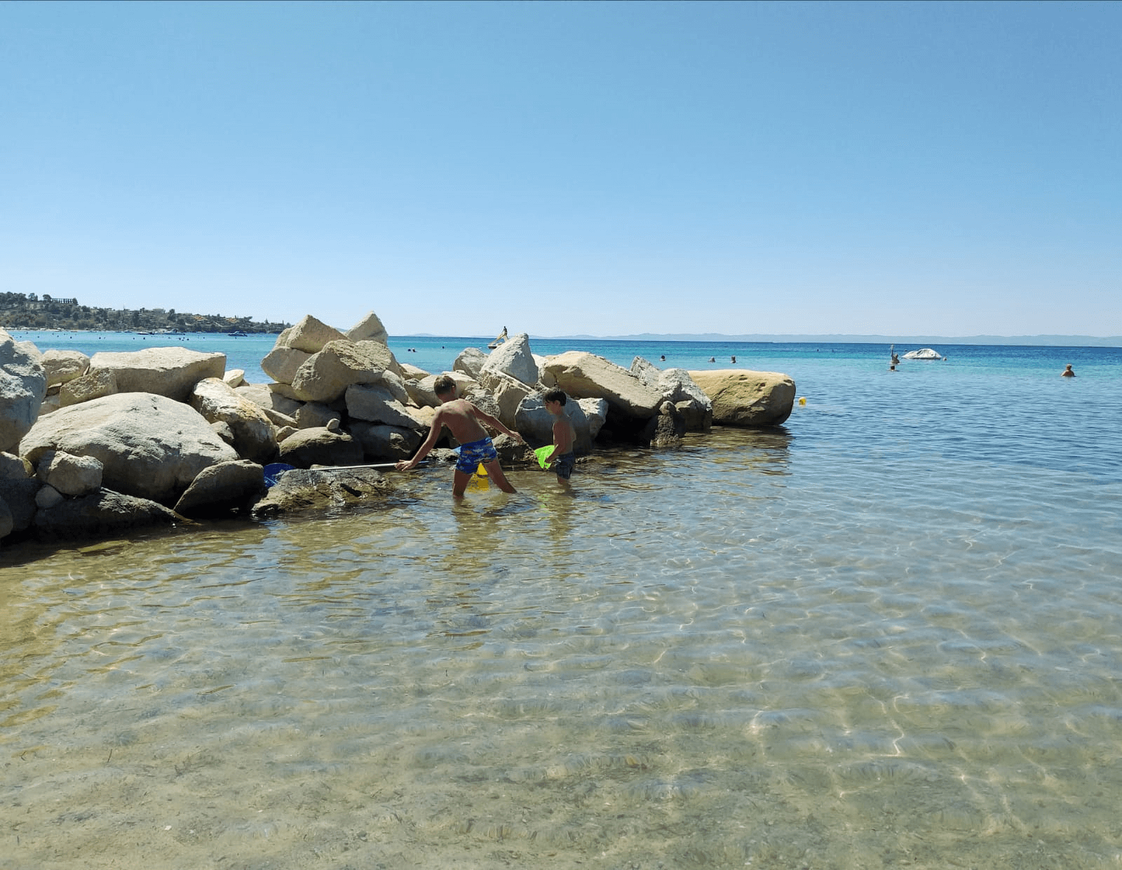 ילדים בחוף הים. Nikiti