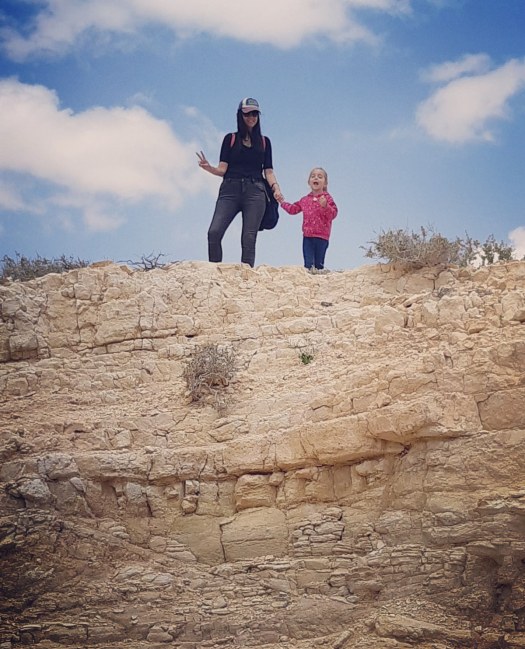 אמא וילדה מחייכות בשמורת עין ירקעם, ישראל