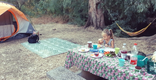 ילדה אולת בקמפינג באזור פארק הירדן