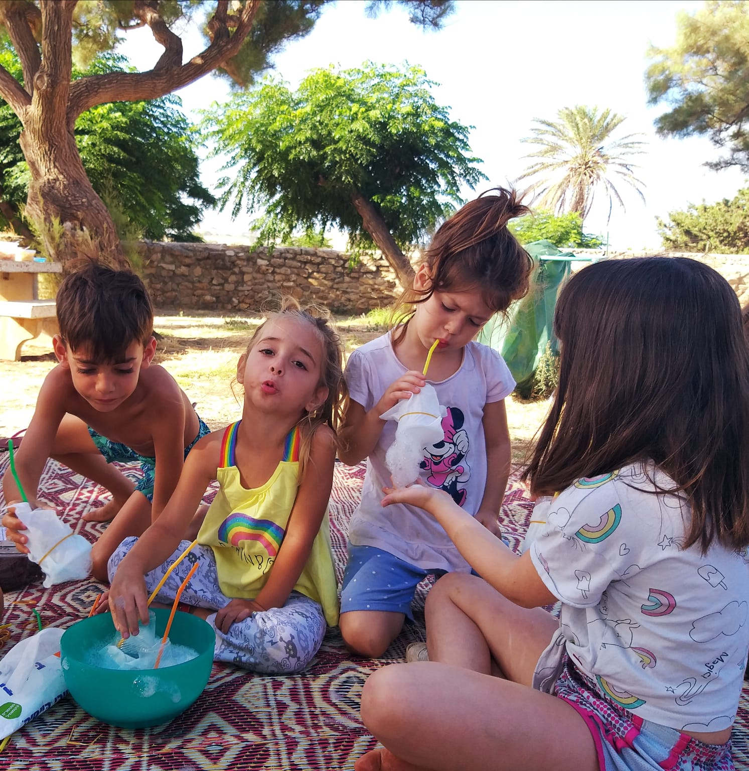 ילדים משחקים בבועות סבון 