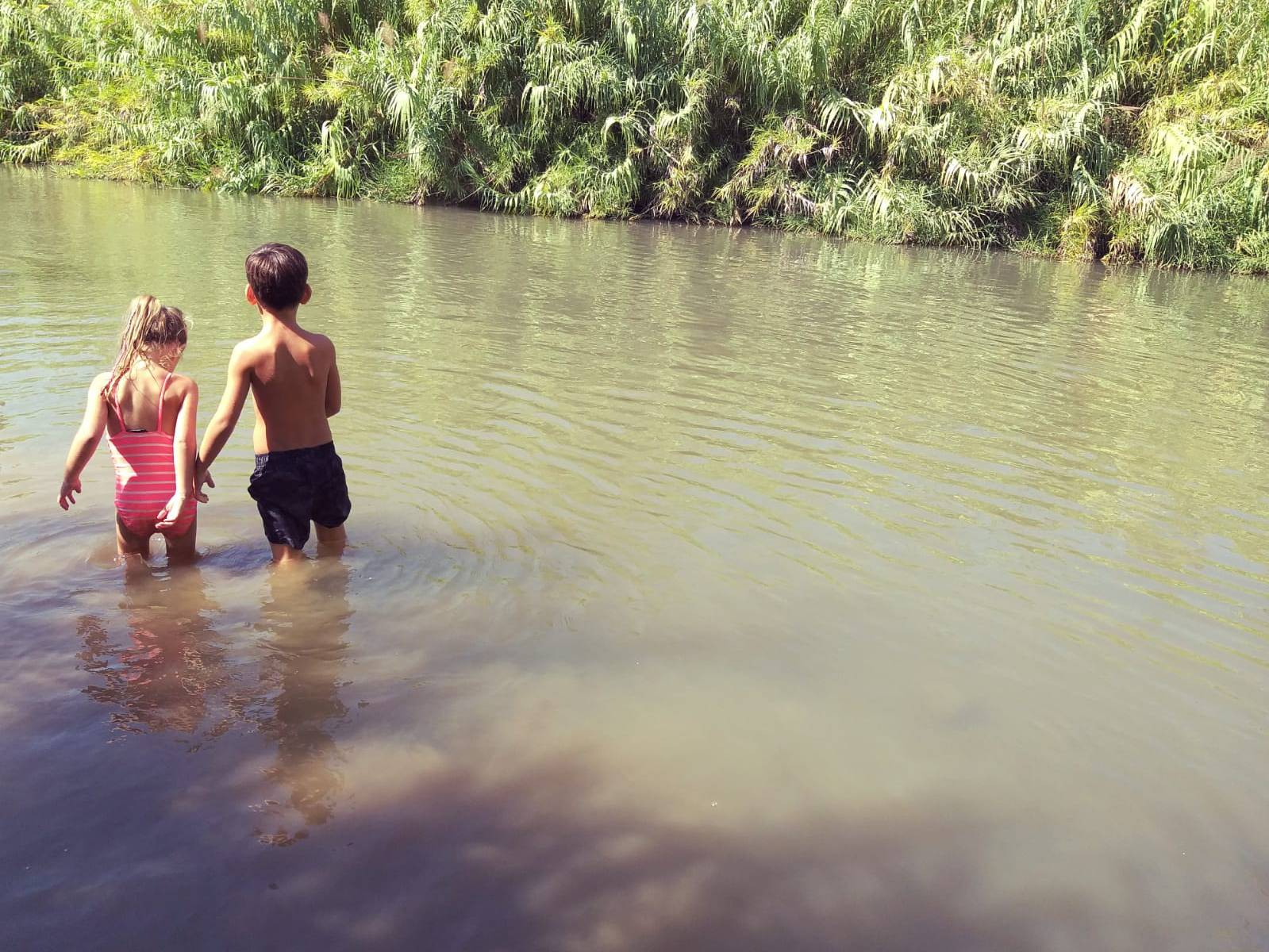 ילדים נהנים בנהר הירדן