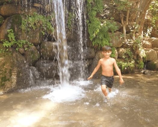 ילד נהנה מהמפל של נחל חצבאני