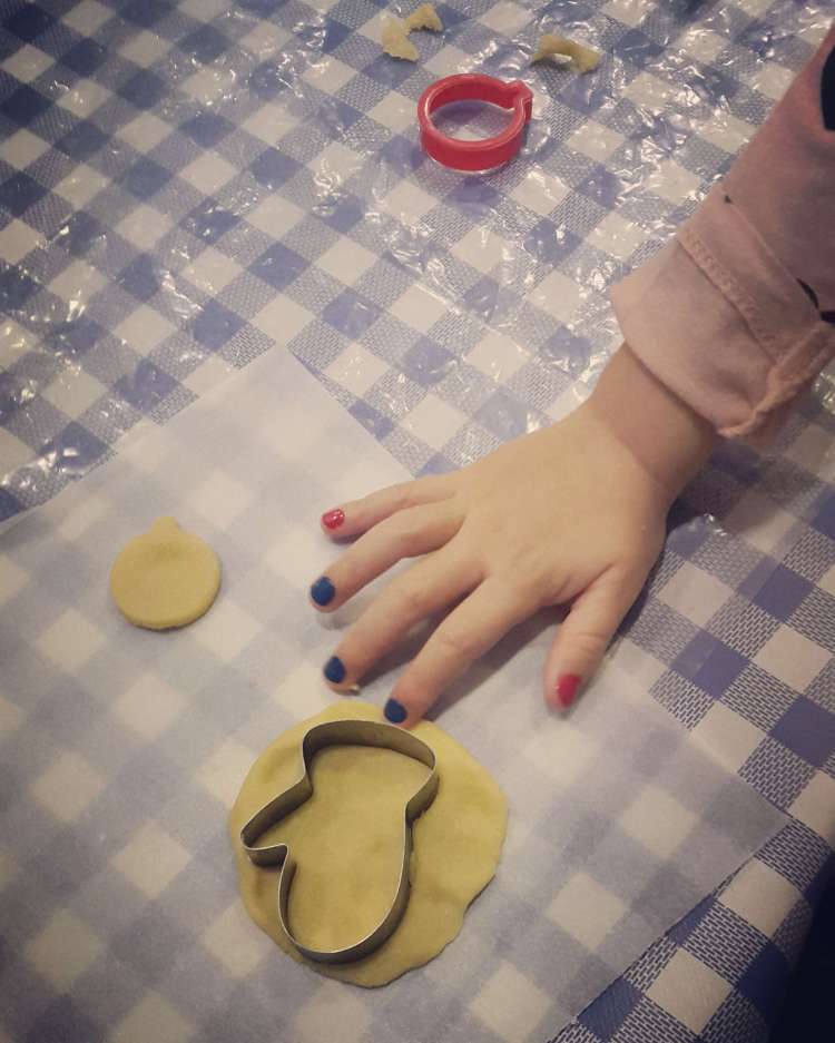 יד קורצת עוגיות