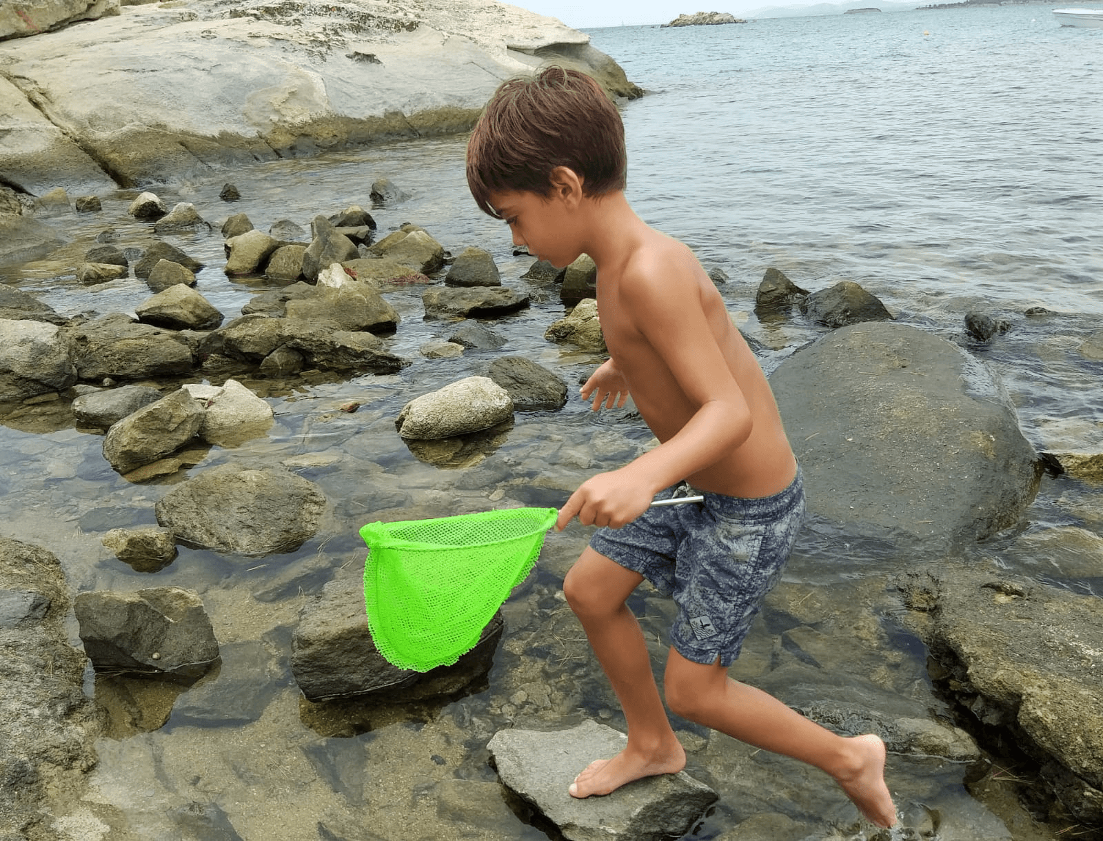 ילד בחוף Kalogria, חלקידיקי