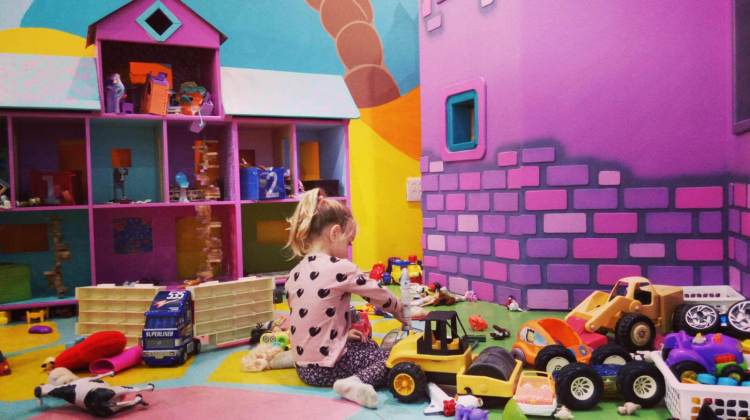 ילדה משחקת בבית בובות