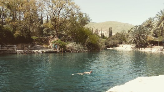 אדם משנרקל בבריכת מים עמוקים- הסחנה- גן לאומי גן השלושה