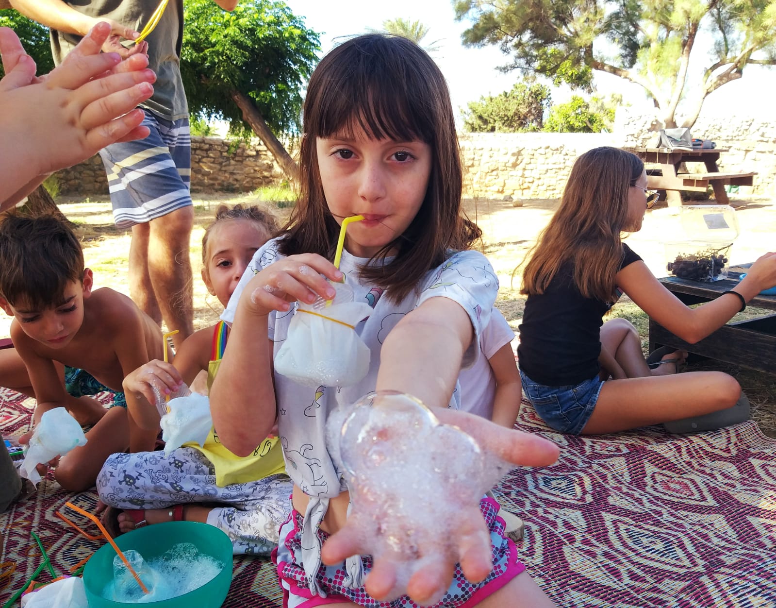 ילדה משחקת בבועות סבון 