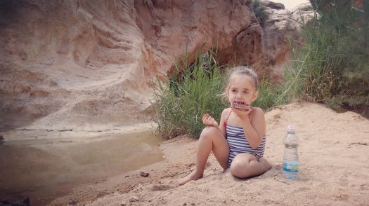 ילדה אוכלת מצה בפסח בטיול בשמורת עין ירקעם