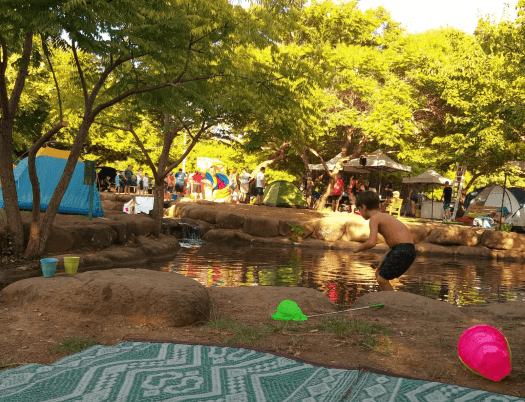 ילד נהנה בגן הלאומי חורשת טל