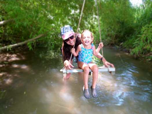 אמא וילדה על נדנדה. עין אביאל