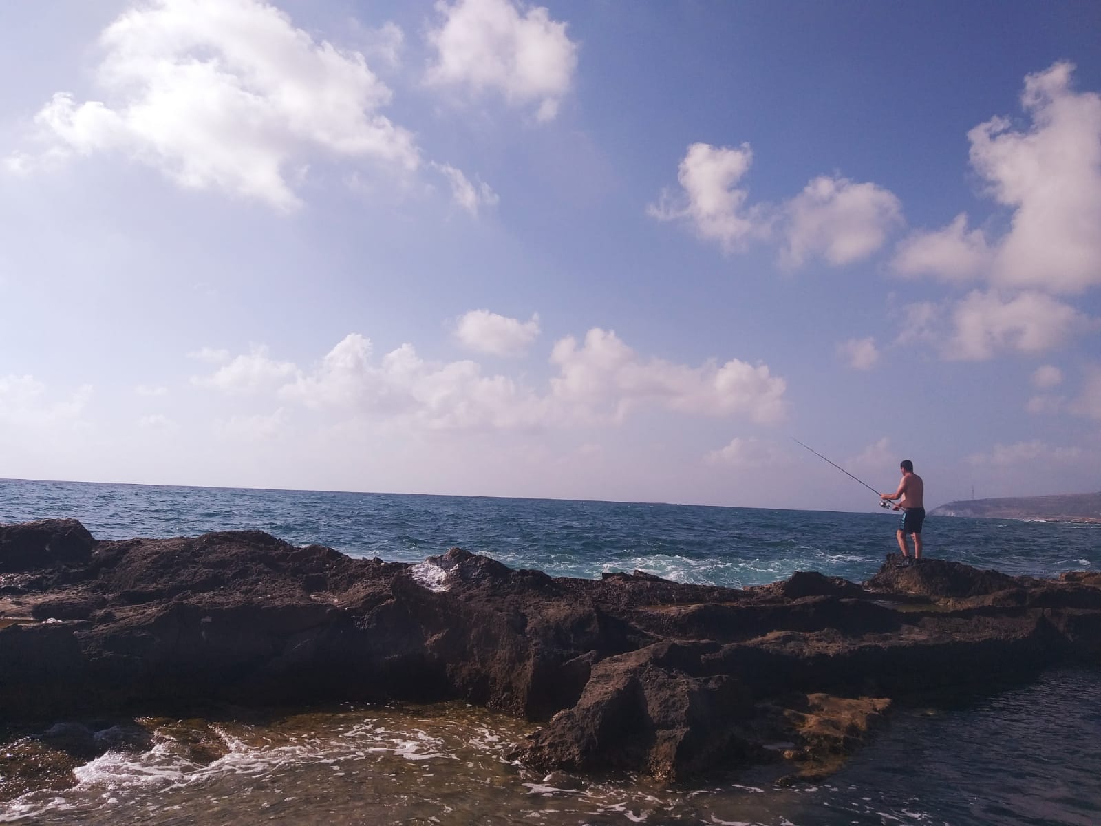 דיג על הסלעים של חוף אכזיב 