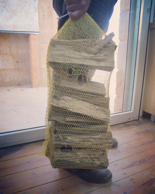 עצים למדורה, זמינים לרכישה בחנות של שמורת הגן הלאומי ממשית, ליד עין ירקעם