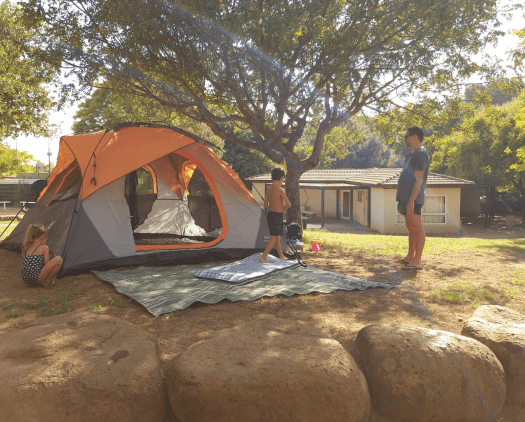 מקימים אוהל בגן לאומי חורשת טל