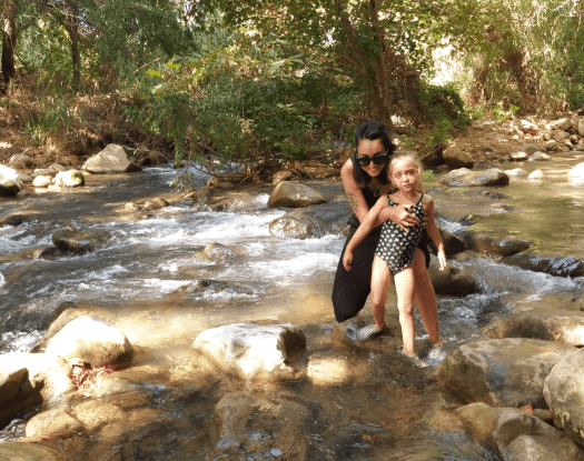 אמא וילדה נהנות בשמורת החצבאני