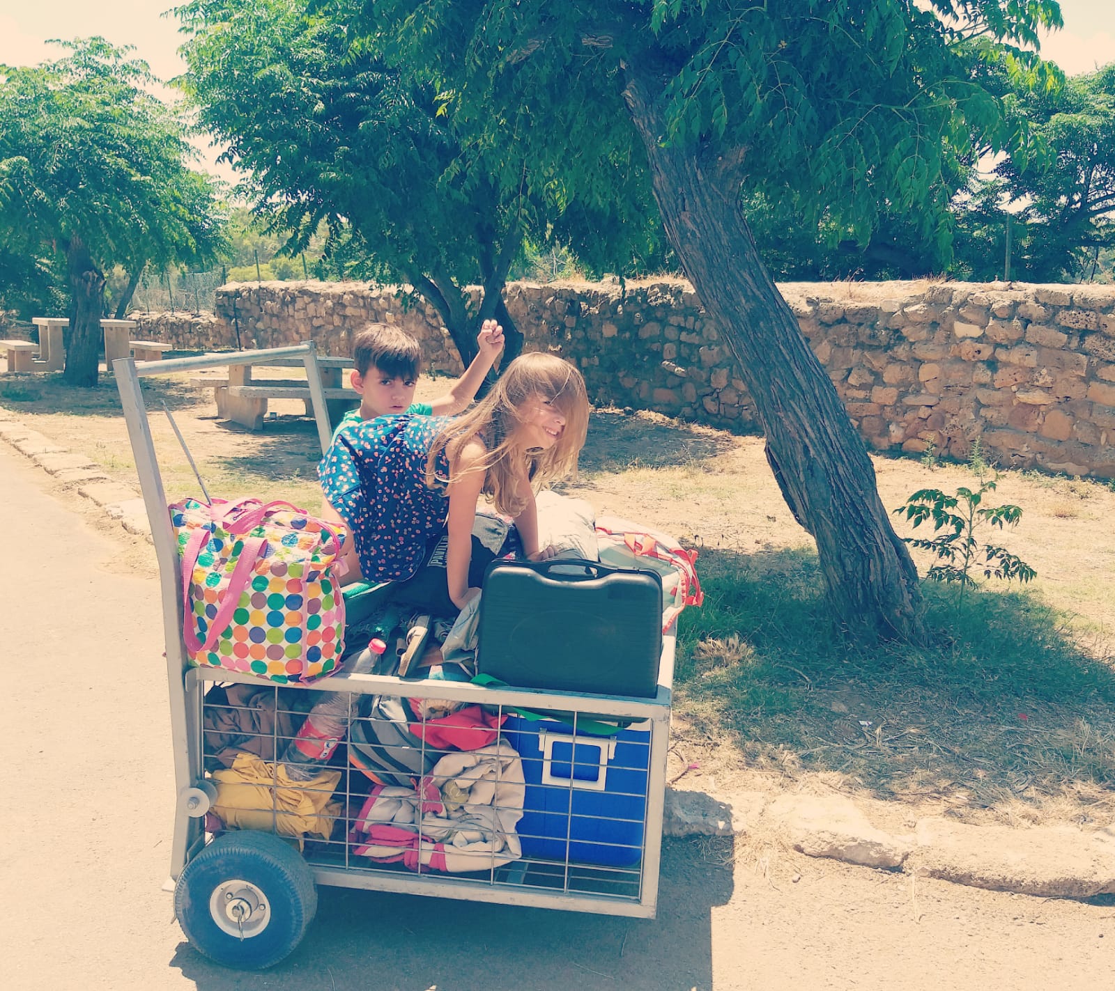 קמפינג באכזיב-עגלת ציוד 