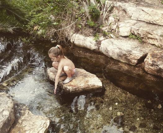 ילדה נהנית במעיין אלרואי