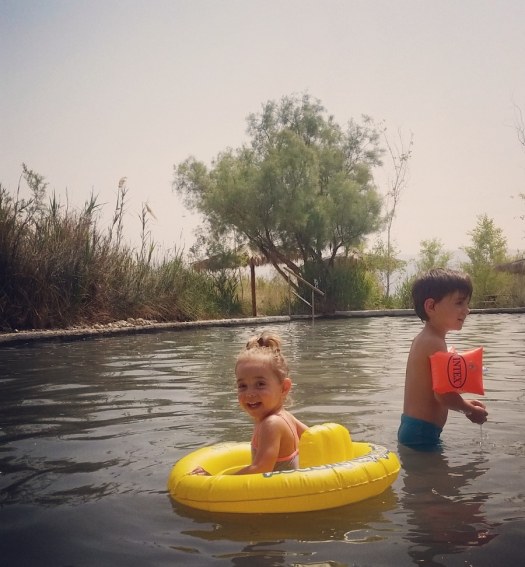 ילדים משתעשעים בתוך בריכת מים טבעית- עין פשחה