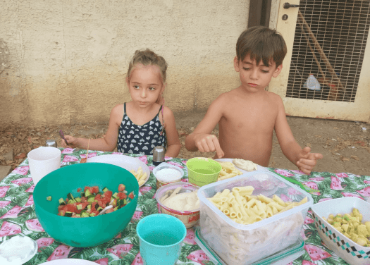 ילדים אוכלים בגן הלאומי חורשת טל