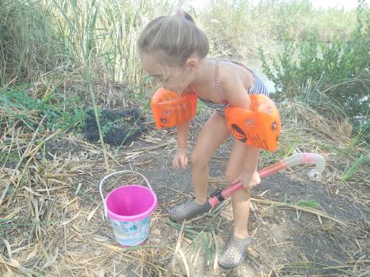 ילדה משחקת בפארק המעיינות, נחל הקיבוצים