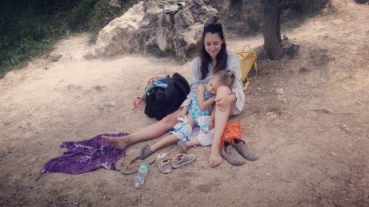 אמא וילדה בעין עוזי, שביל המעיינות