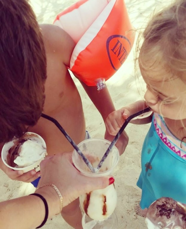 ילדים על חוף הים, עקבה 