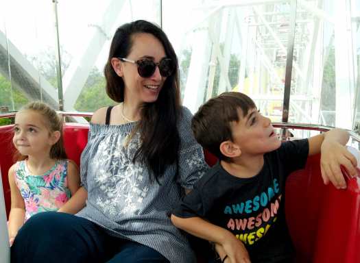 אמא וילדים על הגלגל הענק. לונה פארק תל אביב