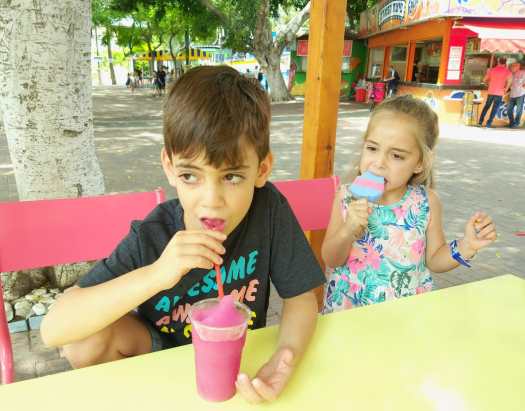 ילדה אוכלת ארטיק וילד שותה ברד