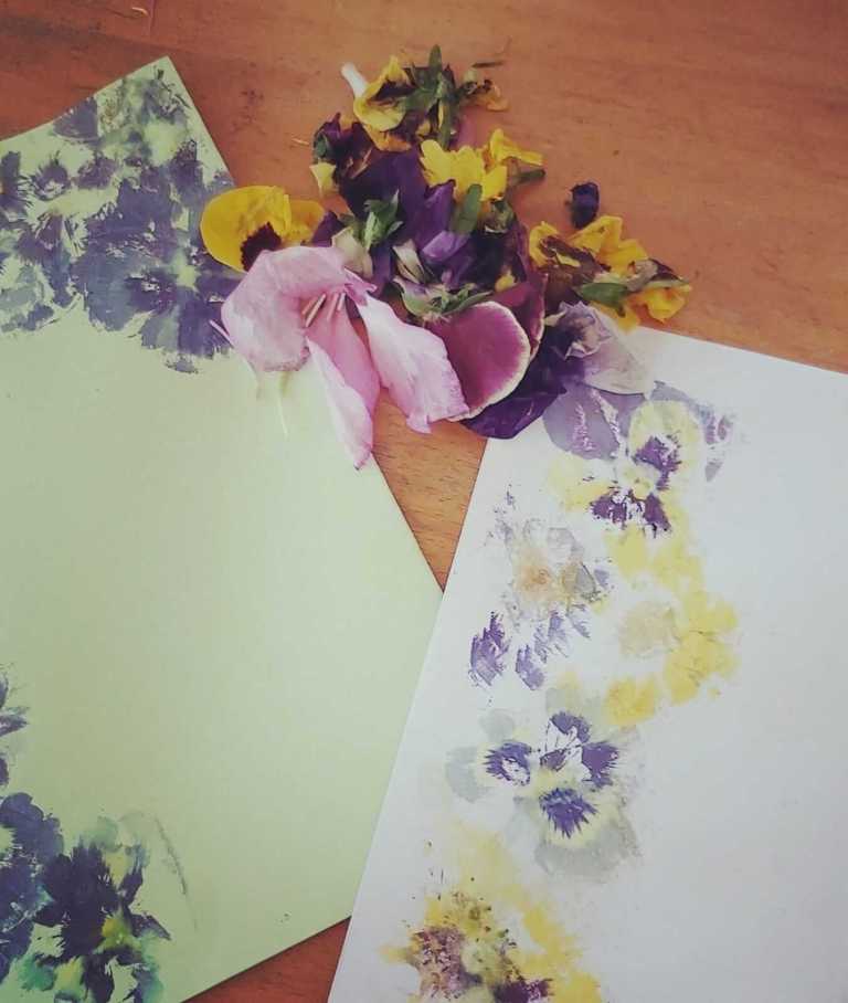 הדפסי פרחים על נייר